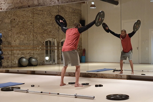 Beweglichkeitstraining, Krafttraining, Heilpraktiker, Sportheilpraktiker Holger Schönthier 2 Hantelscheiben seitliche heben und senken, Beweglichkeitstraining, Krafttraining, Heilpraktiker, Sportheilpraktiker Holger Schönthier