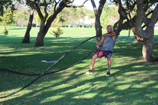 Ropetraining und Therapie mit Heilpraktiker, Sportheilpraktiker Holger Schönthier Ropetraining und Therapie mit Heilpraktiker, Sportheilpraktiker Holger Schönthier, dabei schwingen zwei dicke Seile in der Bewegung einer Welle und treffen rhythmisch dabei auf den Boden