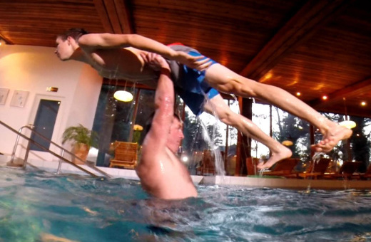 Andreas Wellinger, Olympiasieger, Skisprung, Aquatherapie, Aquatraining nach Verletzungen bei Margot Zeitvogel-Schönthier mit Trainer Christian Leitner Andreas Wellinger, Olympiasieger, Skisprung, Aquatherapie, Aquatraining nach Verletzungen bei Margot Zeitvogel-Schönthier mit Trainer Christian Leitner