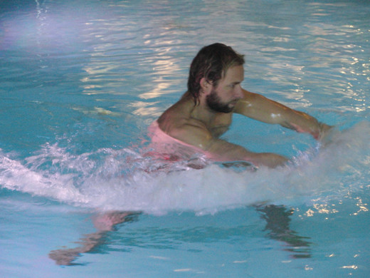 Aquatraining, Aquatherapie, Stabilisierung und Flexibilität der Rumpfmuskulatur, Übung Scheibenwischer, mit Holger Schönthier bei Margot Zeitvogel-Schönthier Aquatraining, Aquatherapie, Stabilisierung und Flexibilität der Rumpfmuskulatur, Übung Scheibenwischer, mit Holger Schönthier bei Margot Zeitvogel-Schönthier