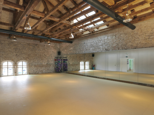 Behandlungsraum 2 der Sport- & Gesundheitspraxis WET`n DRY Zeitvogel und Schönthier Ansicht links Behandlungsraum 2 der Sport- & Gesundheitspraxis WET`n DRY Zeitvogel und Schönthier Ansicht links