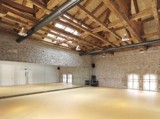 Behandlungsraum 2 der Sport- & Gesundheitspraxis WET`n DRY Zeitvogel und Schönthier Ansicht rechts Behandlungsraum 2 der Sport- & Gesundheitspraxis WET`n DRY Zeitvogel und Schönthier Ansicht rechts