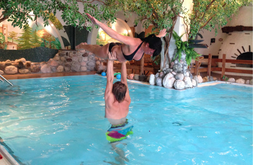 Julius Bitterling, Akrobat, Aquatherapie, Aquatraining bei Margot Zeitvogel-Schönthier Julius Bitterling, Akrobat, Aquatherapie, Aquatraining bei Margot Zeitvogel-Schönthier, Flexibilität, Stabilität