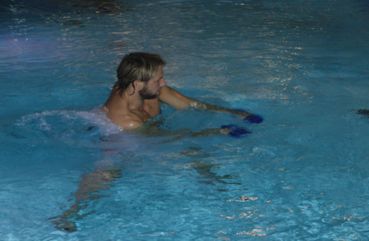 Aquatraining, Aquatherapie bei Margot Zeitvogel-Schönthier, Das Pendel mit Hanteln Aquatraining, Aquatherapie bei Margot Zeitvogel-Schönthier, Das Pendel mit Hanteln