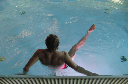 Aquatraining, Aquatherapie bei Margot Zeitvogel-Schönthier, Dehnung und Kräftigung der Ab- und Adduktoren mit Beinkick zur Seite Aquatraining, Aquatherapie bei Margot Zeitvogel-Schönthier, Dehnung und Kräftigung der Ab- und Adduktoren mit Beinkick zur Seite