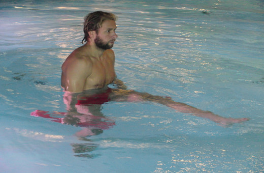 Aquatraining, Aquatherapie bei Margot Zeitvogel-Schönthier, Dehnung und Kräftigung der gesamten Beinmuskulatur mit Beinkick nach vorne Aquatraining, Aquatherapie bei Margot Zeitvogel-Schönthier, Dehnung und Kräftigung der gesamten Beinmuskulatur mit Beinkick nach vorne