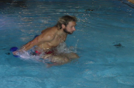 Aquatraining, Aquatherapie bei Margot Zeitvogel-Schönthier, Doppelarmschub mit Hocke und Hanteln Aquatraining, Aquatherapie bei Margot Zeitvogel-Schönthier, Doppelarmschub mit Hocke und Hanteln