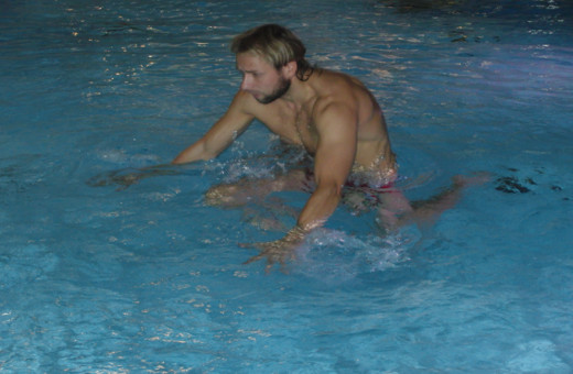 Aquatraining, Aquatherapie bei Margot Zeitvogel-Schönthier, Hocksprung Einbeinig Überwasserbild Aquatraining, Aquatherapie bei Margot Zeitvogel-Schönthier, Hocksprung Einbeinig Überwasserbild