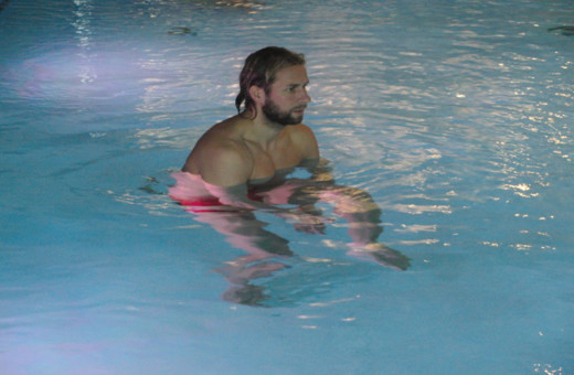 Aquatraining, Aquatherapie bei Margot Zeitvogel-Schönthier, Klatschen unterm Bein Aquatraining, Aquatherapie bei Margot Zeitvogel-Schönthier, Klatschen unterm Bein